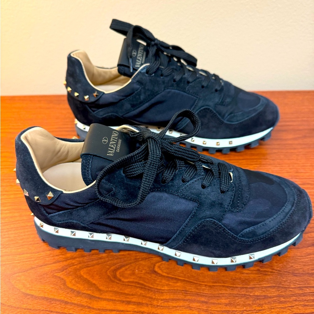 Valentino Garavani Blk Camo Rockstud sneaker (38W)